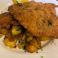 knuspriges Schnitzel vom Restaurant Paradies